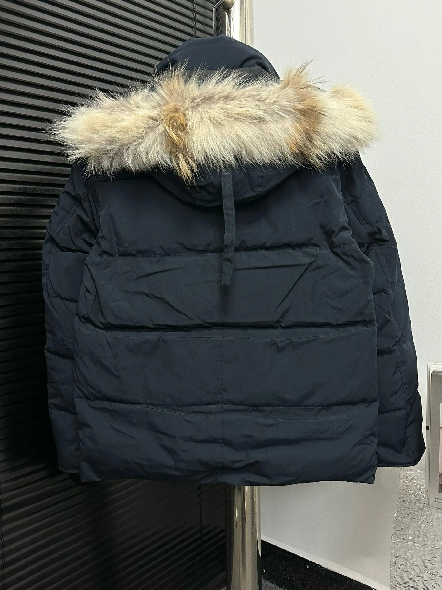 P780 [canada goose wyndham] 29 parka down jackets. The fabric is as soft and hard as the original. It can be restored by kneading at will (fabric misunderstanding: fabrics with high hardness are not waterproof. Only those who buy the latest authentic version this year will notice the softness and comfort of the fabric). The down is synchronized with the authentic white duck down. It is fluffy and not clumps. The electronically controlled down filling machine is filled with down. The zipper is customized with authentic ykk military grade copper core zipper puller. The high-hardness, non-stuck fur collar is made from original and custom-made western Canadian coyote skin. All workmanship and wiring are controlled by workers with more than ten years of service. They must be horizontal and vertical, and no crookedness is allowed. The wiring density inside is more sophisticated. Fighters in the world 29 battle all kinds of world products. Size: XS-XXL